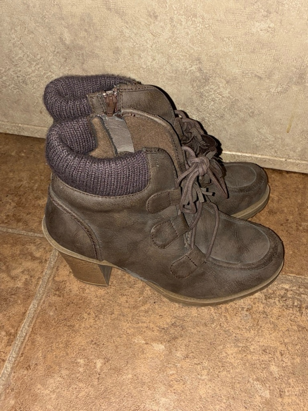 Mudd Women’s Brown Ankle Boot with Knit Collar size 10 womens